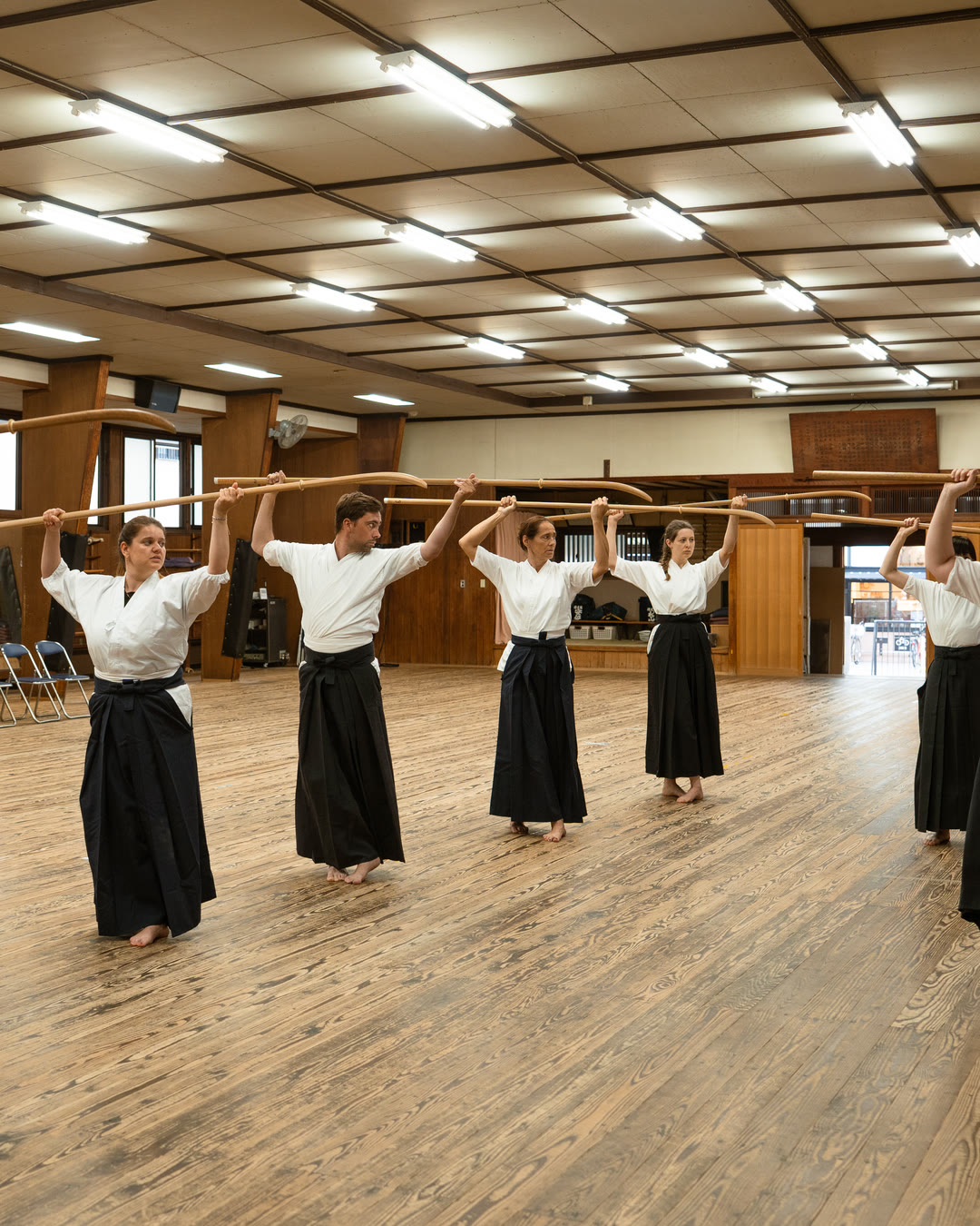 道場でなぎなたの稽古